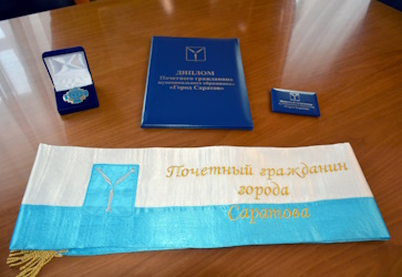 Нагрудный знак и лента Почетного гражданина Саратова Александра Аксенова, погибшего в ходе проведения спецоперации, переданы его матери